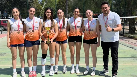 İzmir Ekonomi'nin Çifte Şampiyonluğu