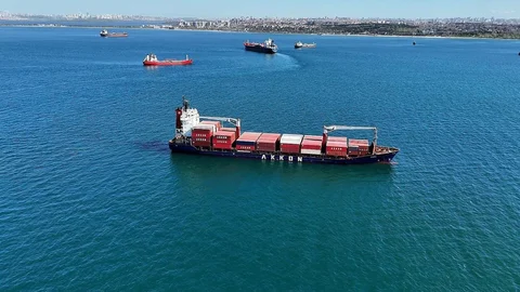 İstanbul'da Gemi Karaya Oturdu