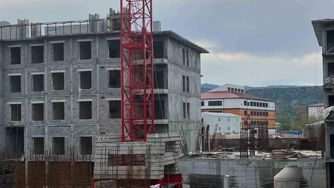 İşçiler Ücretlerini Alamayınca Kule Vince Çıktı