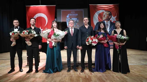 Antalya'da Piyanistlerden Etkileyici Konser