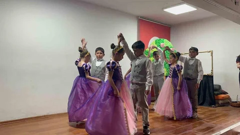 Kars'ta Öğrencilerden Unutulmaz Tiyatro Gösterisi