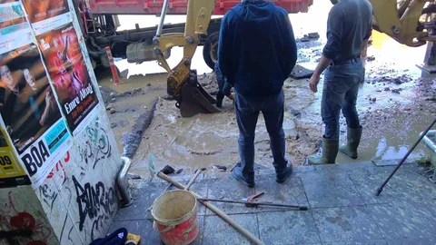 Kadıköy'de Su Borusu Patladı