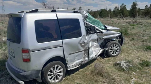 Konya'da Tır ile Hafif Ticari Araç Çarpıştı