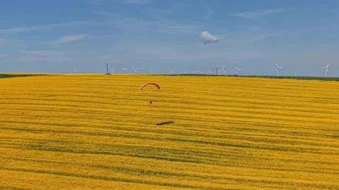 Tekirdağ'da Sarı Tarlalarda Paramotor Uçuşu