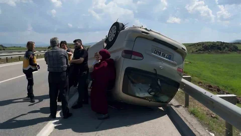 Gaziantep'te Lastiği Patlayan Minibüs Takla Attı