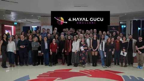 Hayaller Peşinde Koşan Gençler
