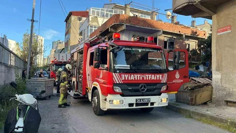 Küçükçekmece'de Bina Yangını Kontrol Altına Alındı