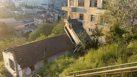 Kağıthane'de Servis Aracı Çatıda Uçtu