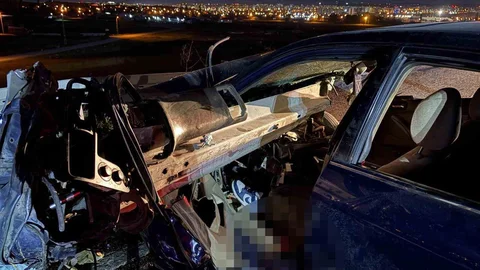 Kayseri'de Otomobil Bariyerlere Saplandı