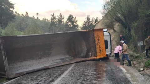 Denizli'de Kamyon Devrildi: 1 Kişi Hayatını Kaybetti