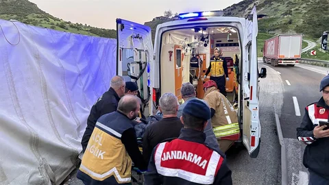 Kontrolden Çıkan Tır Devrildi