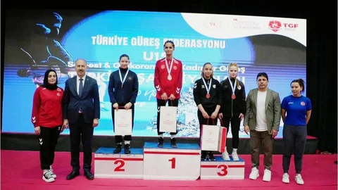 Erzincanlı Güreşçilerden Çifte Başarı