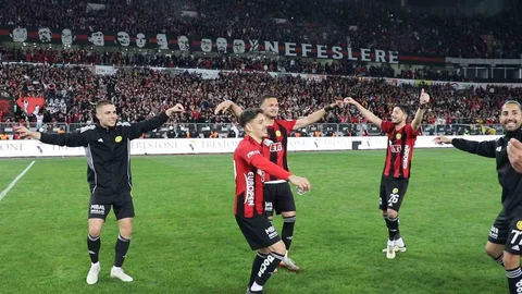 Eskişehirspor Çiftetelli ile Turu Kutladı
