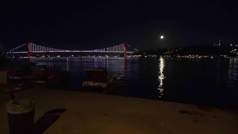 İstanbul Boğazı'nda Yakamoz Manzarası