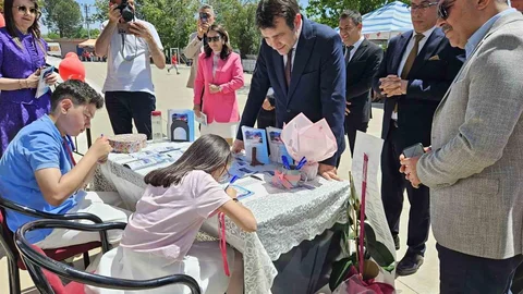 Minik Yazarların İmza Günü