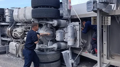 Van’da Tır Devrildi, 1 Kişi Yaralandı