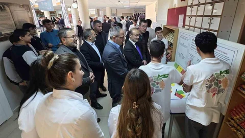Bayburt'ta Öğrenciler Bilim Fuarında Projelerini Sergiledi