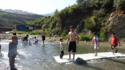 Sıcak Havalarda Çocuklar Derede Serinledi
