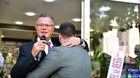 Baba-Oğul Açılışta Duygusal Anlar Yaşadı