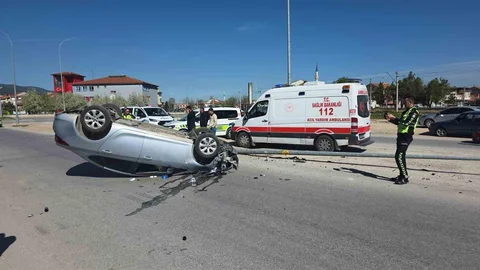 Otomobil Elektrik Direğine Çarptı
