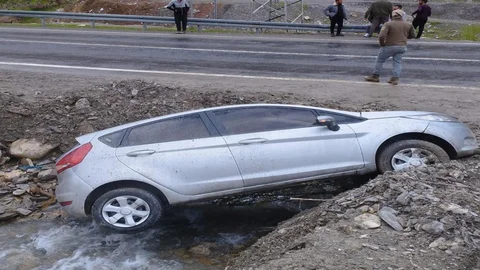 Otomobil Kanala Düştü, İki Kişi Yaralandı