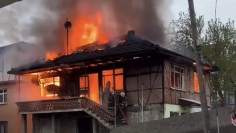 Düzce'de İki Katlı Ev Yanarak Kullanılamaz Hale Geldi