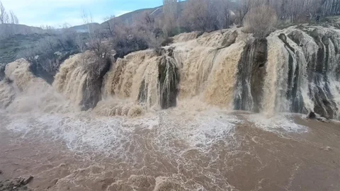 Van'da Muradiye Şelalesi Coştu