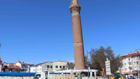 Sivas'taki Eğri Minare Restorasyonu Başladı