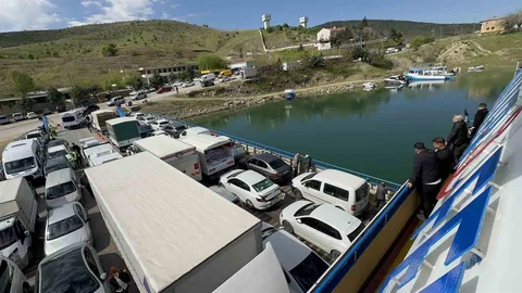 Elazığ'da Feribot Kuyruğu Sorunu