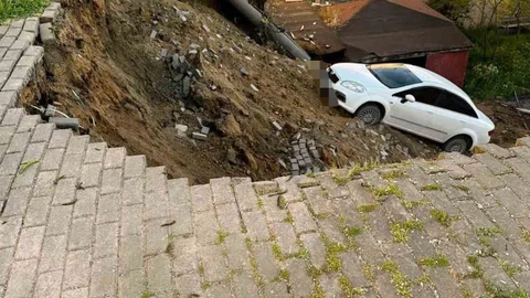 Çöken Duvar Otomobili Okul Bahçesine Düşürdü