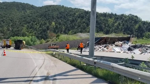 Amasya'da Tır Devrildi, Sürücü Hayatını Kaybetti