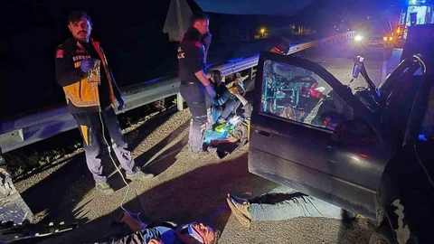 Van'da Kaçak Göçmen Taşıyan Araç Kaza Yaptı