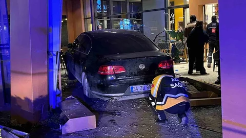 Bakırköy'de Araç Kafeye Girdi