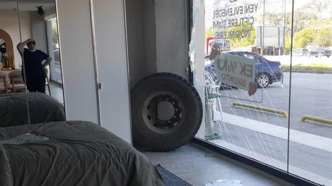 Amasya'da Kamyon Tekerleği Mağazaya Girdi