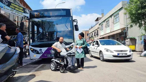 Engelli Vatandaş Adana'da Otobüse Binebildi