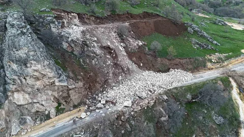 Bingöl'de Heyelan Yol Kapatma Olayı