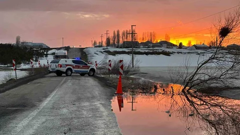 Karayazı'da Gölet Taştı ve Yol Kapandı