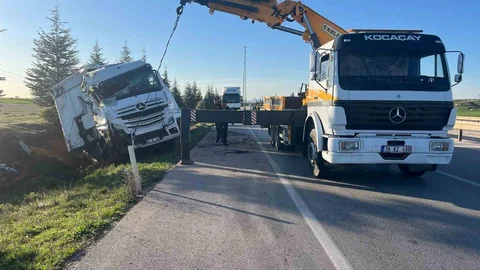 Ev Eşyası Yüklü Tır Devrildi