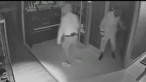 Maskeli Hırsızlar Bursa'da Çelik Kasaları Soydu