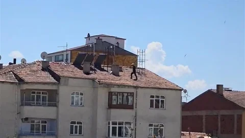 Elazığ'da Tehlikeli Çatı Çalışması