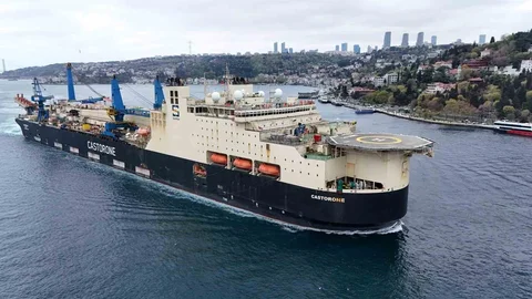 İstanbul Boğazı'ndan Dev Geminin Geçişi
