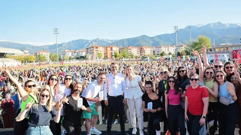 Denizli'de Kadınların Enerji Dolu Dansı