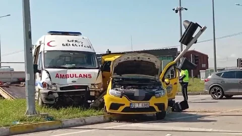 Edirne'de Ambulans ve Taksi Çarpıştı