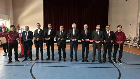 Vakti Kuşanmak Sergisi Yüksekova'da Açıldı