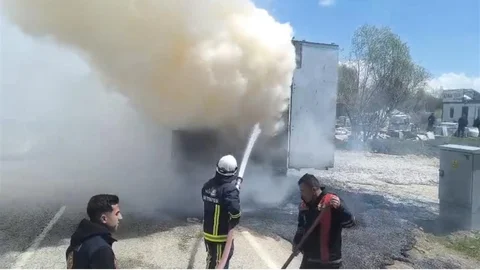 Van'da Tır Dorsesi Yandı