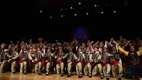 Halk Dansları Topluluğu Folklor Şöleni Düzenledi