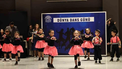 Nilüfer'de Renkli Dans Gösterileri
