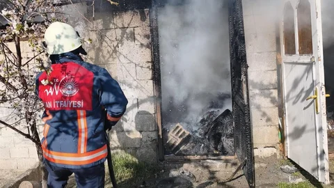Tuşba'da Odunluk Yangını Çıktı