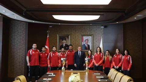 Bakan Bak, Milli Güreşçileri Ağırladı