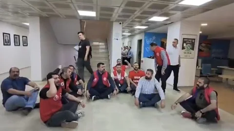 Konak'ta İşçiler Oturma Eylemi Düzenliyor